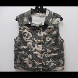UC EASEL Women's Green/Ivory/Navy Distressed Camouflage Button Up Vest Medium